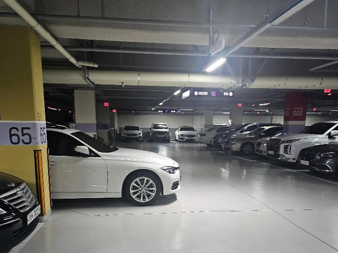 아파트 1층 주차장 기둥 옆 코너 부분에 주차한 외산 차량. [보배드림 갈무리]