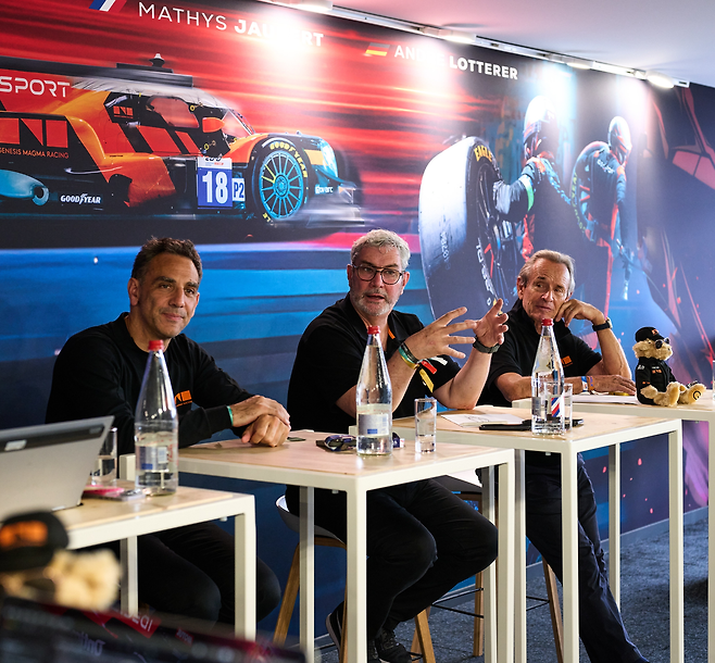 시릴 아비테불(왼쪽부터) 현대모터스포츠법인장 겸 제네시스 마그마 레이싱 총감독, 루크 동커볼케 현대차그룹 CDO(글로벌 디자인 본부장) 겸 CCO(최고크리에이티브 책임자·사장), 재키 익스 제네시스 브랜드 파트너 겸 GMR 레이싱 어드바이저가 현지시간 13일(현지시간) 프랑스 르망24시 레이싱 행사장에서 인터뷰를 진행하고 있다.  [제네시스 제공]
