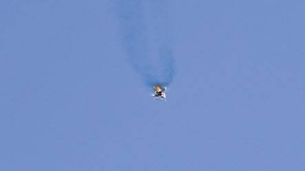 레이저대공무기 블록-Ⅰ이  레이저빔을 발사하자 표적 드론인 쿼드콥터가 연기에 휩싸인 채 추락하고 있다. 자료사진. [헤럴드DB]