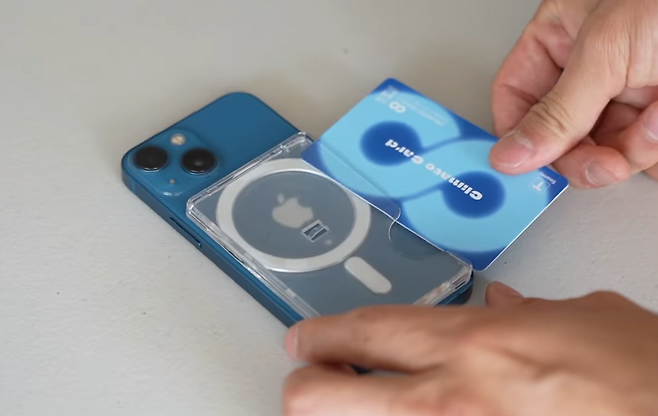 아이폰의 맥세이프 기능을 활용해 기후동행카드를 부착하는 모습. [‘헤로키’ 유튜브 갈무리]