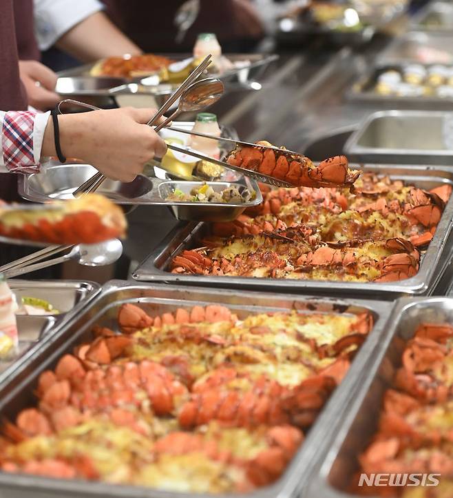 [수원=뉴시스] 김종택기자 = 14일 경기도 수원시 효원고등학교에서 학생들이 점심시간에 랍스터를 배식하고 있다. 탄소중립시범학교로 운영 중인 효원고는 학교 급식 음식물 쓰레기 줄이기 활동 결과 전년대비 처리비용 49.2% 절감, 쓰레기발생량 55% 감소에 적극 참여한 학생과 교직원들을 격려하기 위해 랍스터 테일 구이를 점심 식단으로 제공했다. 2023.11.14. jtk@newsis.com