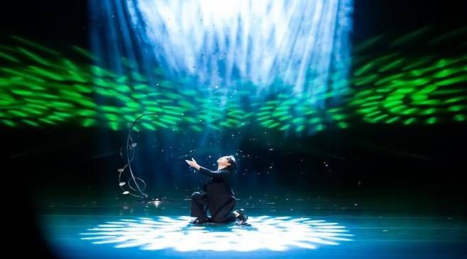 [부산=뉴시스] 제19회 부산국제매직페스티벌 'FQC 마술대회'에서 한 참가자가 공연하고 있다.(사진=부산시 제공) 2025.06.16. photo@newsis.com  *재판매 및 DB 금지