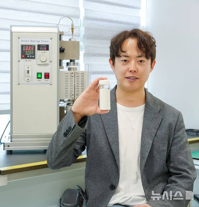 [창원=뉴시스]한국전기연구원(KERI) 절연재료연구센터 유승건 박사. 유 박사 팀은 UNIST 이동욱 교수팀, KIST 전승렬 박사팀, 펜실베이니아대학교 Shu Yang 교수팀과 단순한 기계적 충돌만으로 무기 나노입자를 고분자 마이크로입자 표면에 부착시킬 수 있는 ‘복합입자 합성 기술’ 개발에 성공했다.(사진=한국전기연구원 제공) 2025.06.16. photo@newsis.com