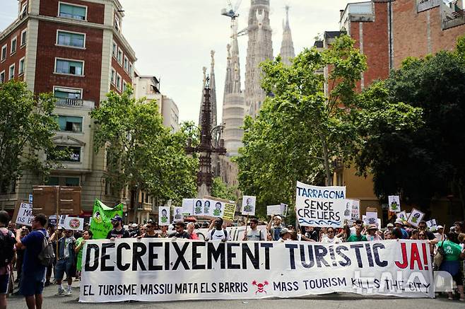 <font style="vertical-align: inherit;"><font style="vertical-align: inherit;">[바르셀로나=AP/뉴시스] 15일(현지 시간) 스페인 바르셀로나에서 오버투어리즘(과잉 관광)에 항의하는 시위가 열리고 있다. 2025.06.16.</font></font>