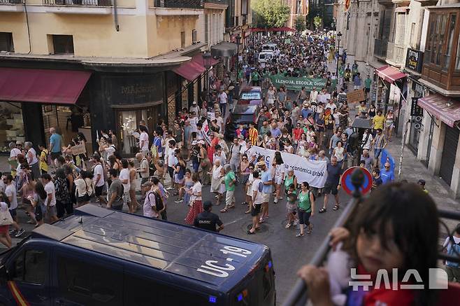 [마요르카=AP/뉴시스] 15일(현지 시간) 스페인 마요르카에서 오버투어리즘(과잉 관광)에 반대하는 시위가 열리고 있다. 2025.06.16.<font style="vertical-align: inherit;"><font style="vertical-align: inherit;"></font></font>
