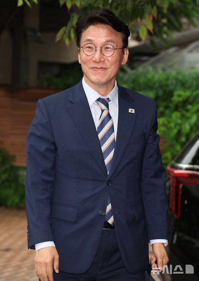 [서울=뉴시스] 김명원 기자 = 김민석 국무총리 후보자가 16일 오전 서울 종로구 통의동 금감원연수원에 마련된 인사청문회 준비단 사무실에 출근하고 있다. 2025.06.16. kmx1105@newsis.com