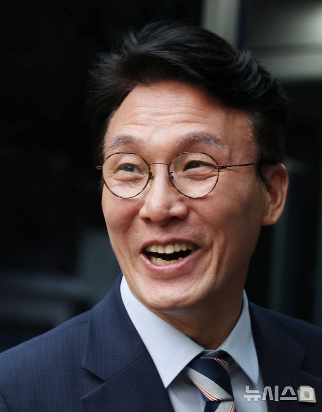 [서울=뉴시스] 김명원 기자 = 김민석 국무총리 후보자가 16일 오전 서울 종로구 통의동 금감원연수원에 마련된 인사청문회 준비단 사무실에 출근하며 기자의 질문에 다시 나와 답하고 있다. 2025.06.16. kmx1105@newsis.com