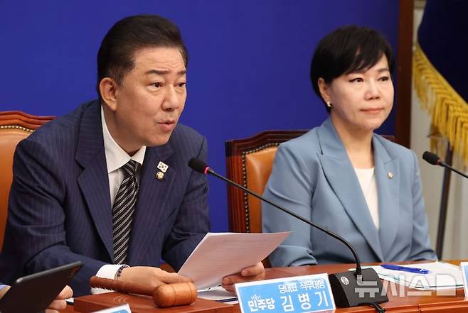 [서울=뉴시스] 조성봉 기자 = 김병기 더불어민주당 당 대표 직무대행 겸 원내대표가 16일 오전 서울 여의도 국회에서 열린 최고위원회의에서 발언을 하고 있다. 2025.06.16. suncho21@newsis.com