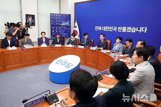 [서울=뉴시스] 조성봉 기자 = 김병기 더불어민주당 당 대표 직무대행 겸 원내대표가 16일 오전 서울 여의도 국회에서 열린 최고위원회의에서 발언을 하고 있다. 2025.06.16. suncho21@newsis.com