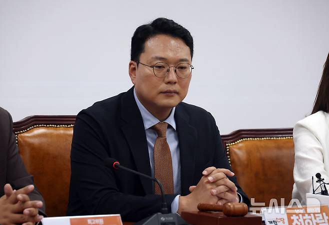 [서울=뉴시스] 고승민 기자 = 천하람 개혁신당 대표 권한대행 겸 원내대표가 16일 서울 여의도 국회에서 열린 최고위원회의에서 생각에 잠겨 있다. 2025.06.16. kkssmm99@newsis.com