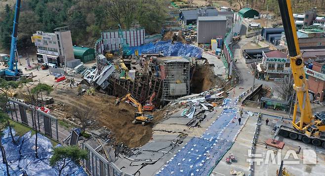 [광명=뉴시스] 김종택 기자 = 15일 경기도 광명시 신안산선 복선전철 붕괴 사고현장에서 구조대원들이 실종자 수색 작업을 하고 있다. 2025.04.15. jtk@newsis.com