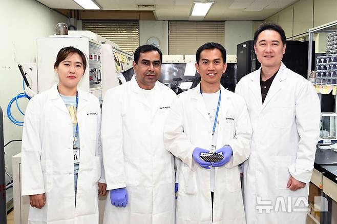 [창원=뉴시스] 고습도 환경에서도 안정적인 고효율·고내구성 페로브스카이트 태양전지를 개발한 한국재료연구원 연구팀. 김소연 책임연구원(왼쪽부터), 자한다르 무함바드 선임연구원, 무흐 파드힐 알바브 박사과정 학생연구원(논문 제1저자), 임동찬 책임연구원. (사진=한국재료연구원 제공) 2025.06.16. photo@newsis.com