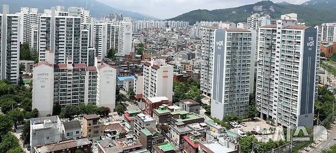 [서울=뉴시스] 추상철 기자 = 10일 오후 서울 노원구 아파트 단지가 보이고 있다. 2025.06.10. scchoo@newsis.com