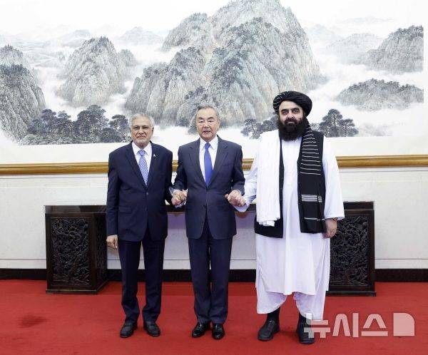 [베이징=신화/뉴시스] 왕이 중국 공산당 중앙정치국 위원 겸 외교부장이 지난달 22일 베이징에서 카스파르 펠트캄프 네덜란드 외무장관과 회담을 갖고 악수를 나누고 있다. 2025.05.23