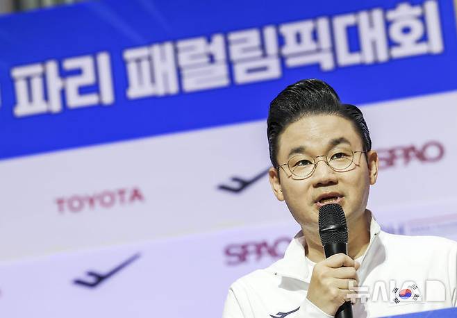 [인천공항=뉴시스] 정병혁 기자 = 배동현 선수단장이 10일 인천국제공항 제2여객터미널에서 열린 2024 파리패럴림픽 대회 대한민국 선수단 해단식에서 결과 보고를 하고 있다. 2024.09.10. jhope@newsis.com