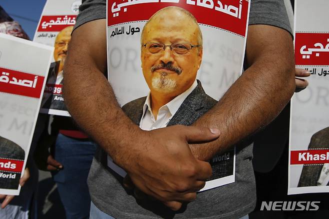 [이스탄불=AP/뉴시스] 2020년 10월2일 튀르키예 수도 이스탄불에 위치한 사우디 아라비아 영사관 부근에서 사망 2주년을 맞아 숨진 사우디 언론인 자말 카슈끄지의 포스터를 들고 시민들이 애도하고 있다. 2025.06.16.