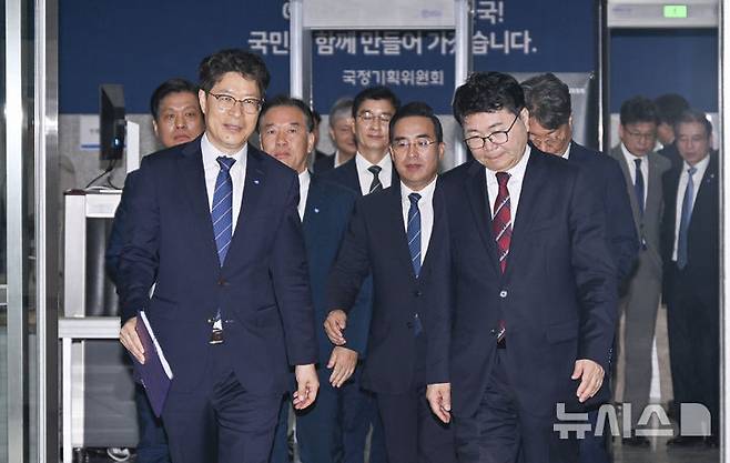 [서울=뉴시스] 김진아 기자 = 이한주(왼쪽 세번째) 국정기획위원장 등 참석자들이 16일 서울 종로구 정부서울청사 창성동 별관에서 열린 국정기획위원회 출범 현판식에 참석하고 있다. (공동취재) 2025.06.16. photo@newsis.com