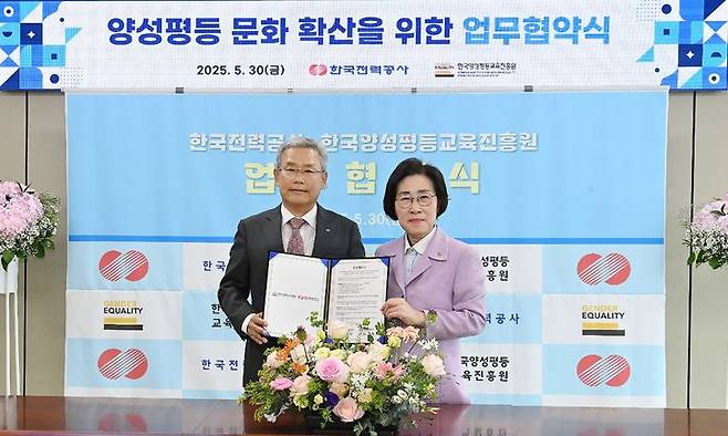 [서울=뉴시스] 권신혁 기자 = 한국양성평등교육진흥원 김삼화 원장(우측)과 한국전력공사 김동철 사장(좌측)이  협약서를 들고 기념촬영을 하고 있다. (사진 = 양평원 제공) 2025.05.30. innovation@newsis.com *재판매 및 DB 금지
