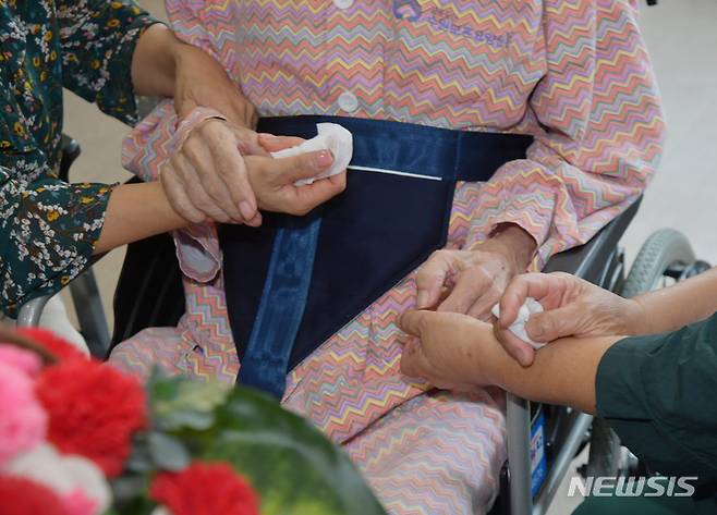 [수원=뉴시스] 김종택기자 =한 요양원에서 입원 환자와 가족들이 손을 맞잡고 이야기를 나누고 있다. (사진은 기사와 직접 관련이 없음) 2025.06.16.jtk@newsis.com