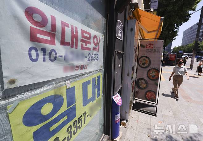 [서울=뉴시스] 김근수 기자 = 11일 서울 시내의 한 폐업 식당 앞에 임대 안내문이 붙어 있다. 2025.06.11. ks@newsis.com