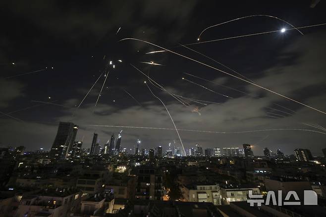 [텔아비브=AP/뉴시스] 15일(현지 시간) 이스라엘 텔아비브 상공에서 이스라엘 방공 시스템 아이언 돔이 이란의 미사일을 요격하고 있다. 2025.06.16.