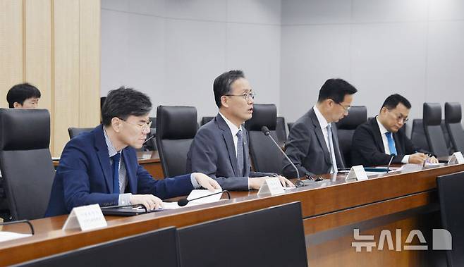 [세종=뉴시스] 이형일 기획재정부 장관 직무대행 1차관이 16일 오후 정부세종청사 중앙동에서 열린 '제48차 물가관계차관회의'를 주재하고 모두발언을 하고 있다. (사진 = 기재부 제공) 2025.06.16.