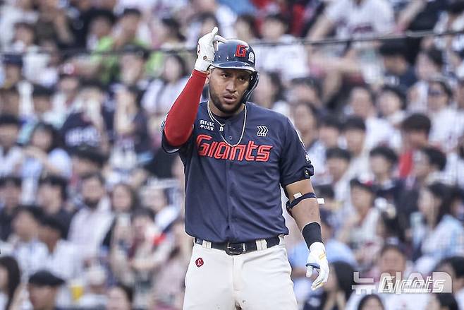 [서울=뉴시스] 프로야구 롯데 자이언츠 레이예스가 7일 서울 잠실구장에서 열린 2025 신한 쏠뱅크 KBO리그 두산 베어스와의 경기에서 안타를 친 뒤 환호하고 있다. (사진=롯데 자이언츠 제공) 2025.06.07.