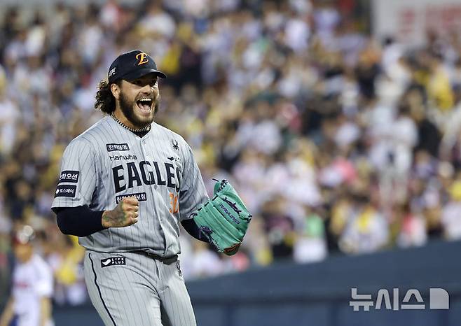 [서울=뉴시스] 김명년 기자 = 28일 서울 송파구 잠실야구장에서 열린 2025 KBO리그 한화 이글스와 LG 트윈스의 경기, 6회말 한화 선발 폰세가 이닝을 마치고 포효하고 있다. 2025.05.28. kmn@newsis.com