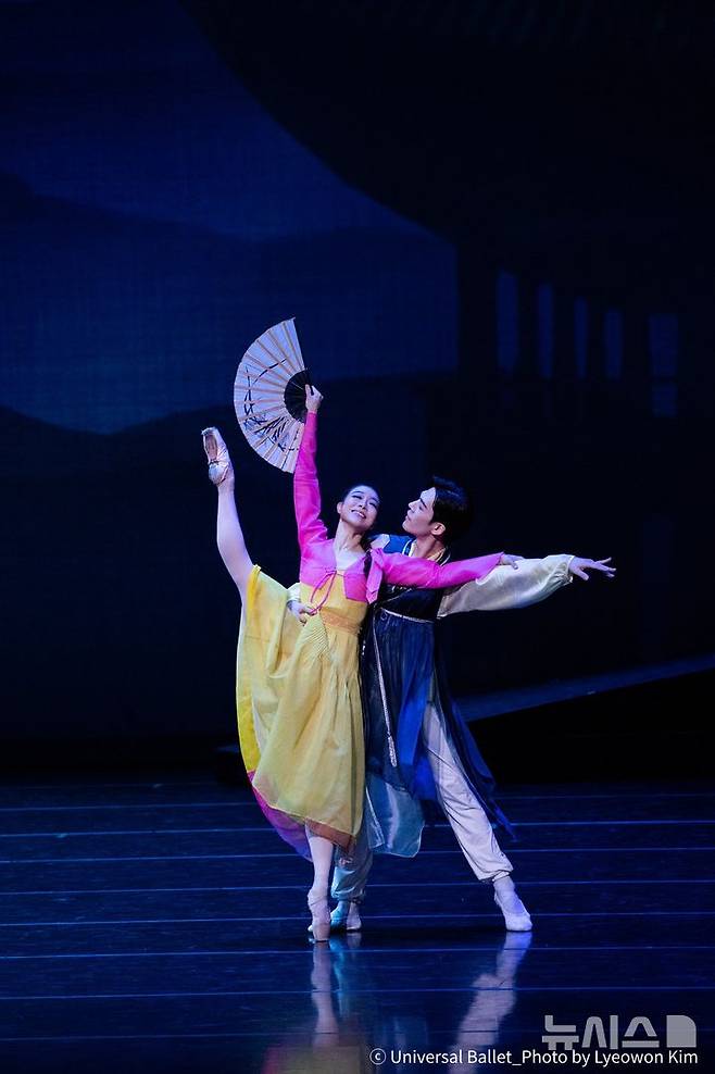 [서울=뉴시스]'발레 춘향'에서 춘향과 이몽룡의 파드되(2인무). (사진=유니버설발레단 제공)