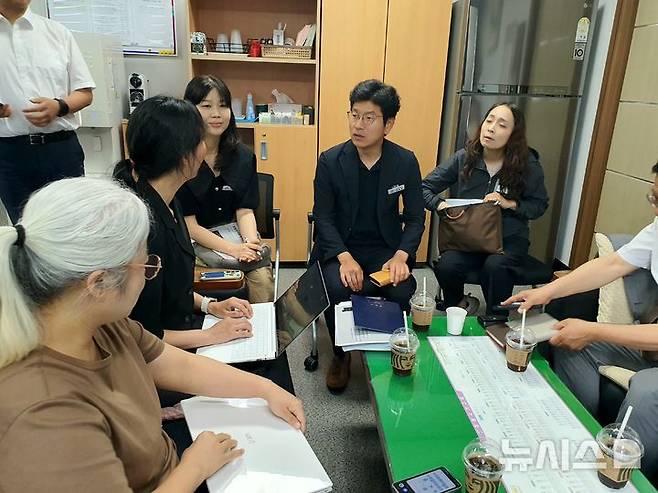 [창원=뉴시스] 강경국 기자 = 이쾌영 경남 창원시 문화시설사업소장이 16일 시청 프레스센터에서 대한민국민주주의전당 운영자문위원회 위촉 논란과 관련해 기자간담회를 갖고 있다. 2025.06.16. kgkang@newsis.com