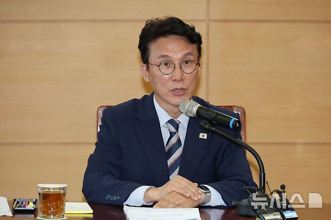 [서울=뉴시스] 김명원 기자 = 김민석 국무총리 후보자가 16일 오전 서울 종로구 금융감독연수원에 마련된 청문회 준비단 사무실에서 열린 경제·민생분야 부처 업무보고에서 모두발언을 하고 있다. (공동취재) 2025.06.16 photo@newsis.com