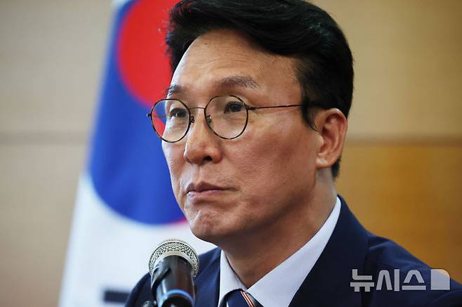 [서울=뉴시스] 김명원 기자 = 김민석 국무총리 후보자가 16일 오전 서울 종로구 금융감독연수원에 마련된 청문회 준비단 사무실에서 열린 경제·민생분야 부처 업무보고에서 모두발언을 하고 있다. (공동취재) 2025.06.16 photo@newsis.com