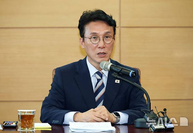 [서울=뉴시스] 김명원 기자 = 김민석 국무총리 후보자가 16일 오전 서울 종로구 금융감독연수원에 마련된 청문회 준비단 사무실에서 열린 경제·민생분야 부처 업무보고에서 모두발언을 하고 있다. (공동취재) 2025.06.16 photo@newsis.com