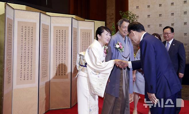 [서울=뉴시스] 최동준 기자 = 16일 서울 중구 롯데호텔에서 열린 주한일본대사관 주최 한일국교정상화 60주년 행사에서 한일기본조약 비준 시 사용된 병풍 앞에서 주호영 국회부의장 겸 한일의원연맹 회장, 김부겸 전 국무총리가 미즈시마 고이치 주한일본대사 부인과 인사하고 있다. 2025.06.16. photocdj@newsis.com