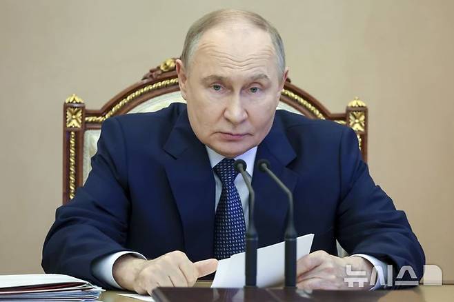 [모스크바=AP/뉴시스] 블라디미르 푸틴 러시아 대통령이 11일(현지 시간) 모스크바에서 국가 무장 프로그램 관련 회의를 주재하고 있다. 푸틴 대통령은 새 무기 조달 계획을 논의하면서 러시아의 전략적 억지력을 구성하는 '3대 핵전력'에 대한 우선순위를 강조했다. 3대 핵전력은 지상 발사 대륙간탄도미사일(ICBM), 잠수함 발사 탄도미사일(SLBM), 전략폭격기 등을 의미한다. 2025.06.12.