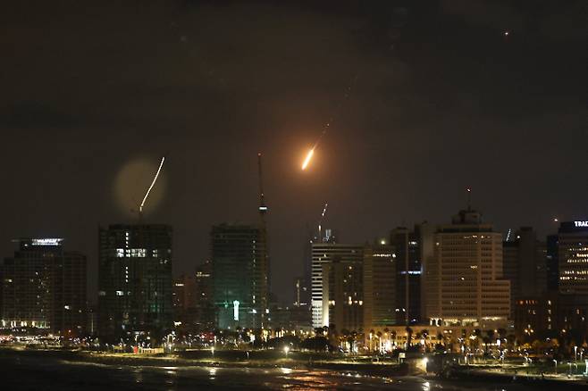 이스라엘 텔아비브에 발사된 이란 미사일. 연합뉴스