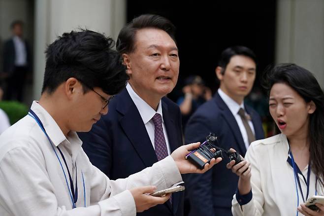 윤석열 전 대통령이 16일 서울 서초구 서울중앙지방법원에서 열린 내란 우두머리 혐의·직권남용 권리행사 방해 혐의 사건 7차 공판을 마치고 취재진의 질문을 받으며 법원을 나서고 있다. 연합뉴스