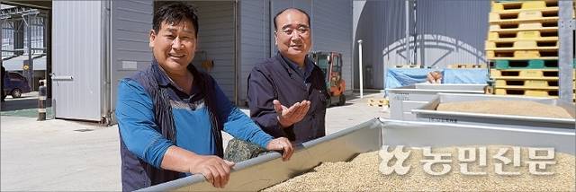 김기수 전북 서군산농협 조합장(오른쪽)과 농민 이상렬씨가 갓 출하한 보리를 살펴보고 있다.