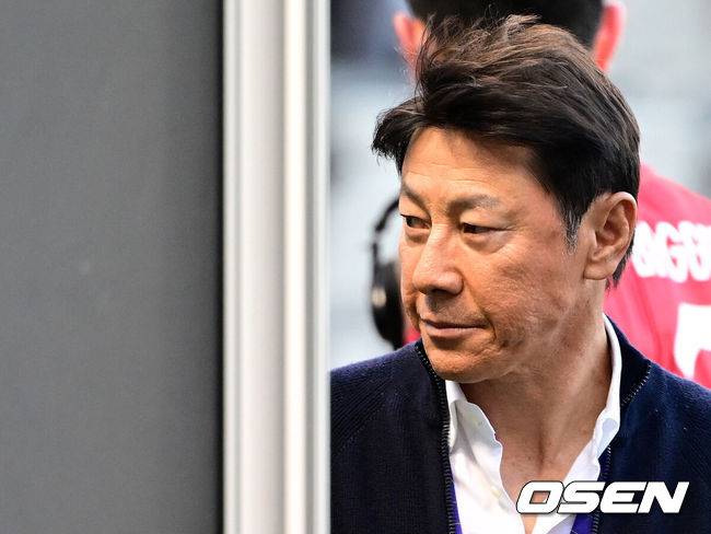 [OSEN=도하(카타르), 지형준 기자] 사상 첫 아시안컵 16강' 기적을 썼던 인도네시아&nbsp;신태용 감독의 매직이 끝났다.&nbsp;신태용 감독이 이끄는 인도네시아는 28일 오후 8시 30분(이하 한국시간) 자심 빈 하마드 스타디움에서 호주와 2023 아시아축구연맹(AFC) 카타르 아시안컵 16강전을 치러 0-4로 패했다.&nbsp;인도네시아 신태용 감독이 경기장을 나서고 있다. 2024.01.28 / jpnews.osen.co.kr