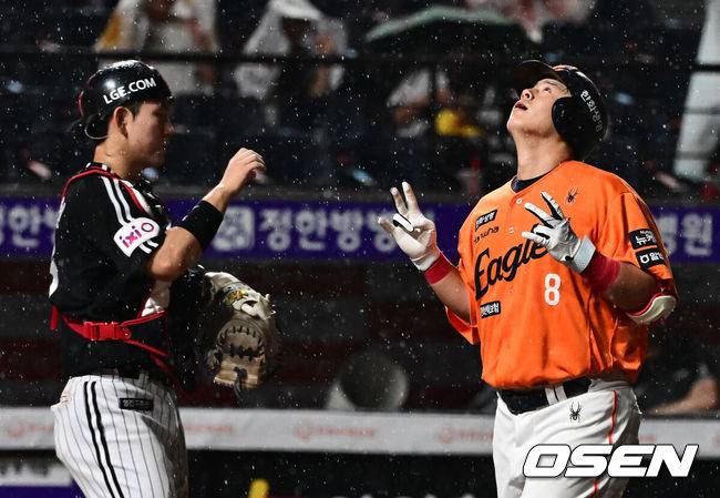 [OSEN=대전, 지형준 기자] 프로야구 한화 이글스가&nbsp;LG 트윈스를 꺾고 32일 만에 1위에 등극했다. 5회말 도중&nbsp;폭우가 쏟아져&nbsp;104분 경기가 중단됐다가 재개됐다.&nbsp;&nbsp;한화는 15일 대전 한화생명볼파크에서 열린 2025 KBO리그 LG와 10차전 맞대결에서 10-5로 승리했다. 한화는 5월 14일 두산에 패배하면서 공동 1위에서 2위로 떨어졌다. 33일 만에 1위를 탈환했다.&nbsp;8회말 2사에서 한화 노시환이 솔로포를 날리며 세리머니를 하고 있다. 2025.06.15 /jpnews@osen.co.kr