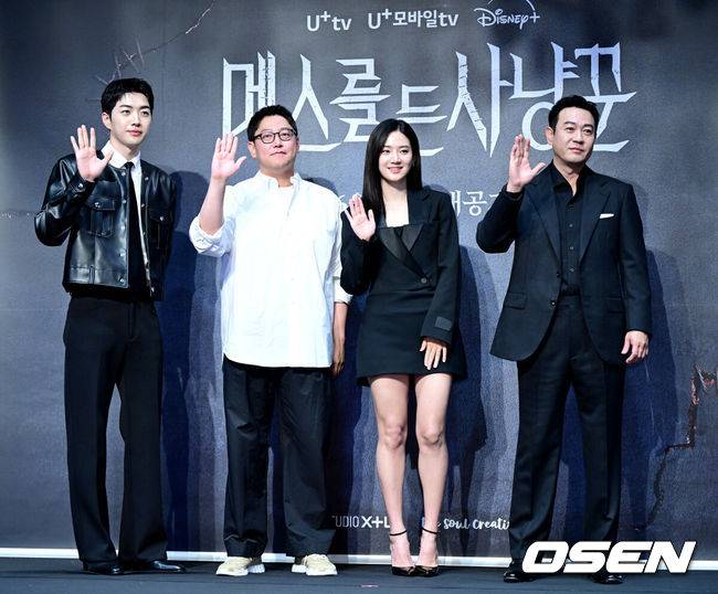 [OSEN=최규한 기자] 12일 오전 서울 라마다서울신도림호텔에서 STUDIO X+U 새 미드폼 드라마 ‘메스를 든 사냥꾼’ 제작발표회가 열렸다.‘메스를 든 사냥꾼’은 부검대 위에서 20년 전 죽은 줄 알았던 아빠이자 연쇄살인마 ‘재단사’의 익숙한 살인 방식을 발견한 부검의 세현이 아빠의 먹잇감이 되지 않기 위해 경찰 정현보다 먼저 그를 찾기 위해 나서는 범죄 스릴러다.배우 강훈, 이정훈 감독, 박주현, 박용우(왼쪽부터)이 포토타임을 하고 있다. 2025.06.12 / dreamer@osen.co.kr