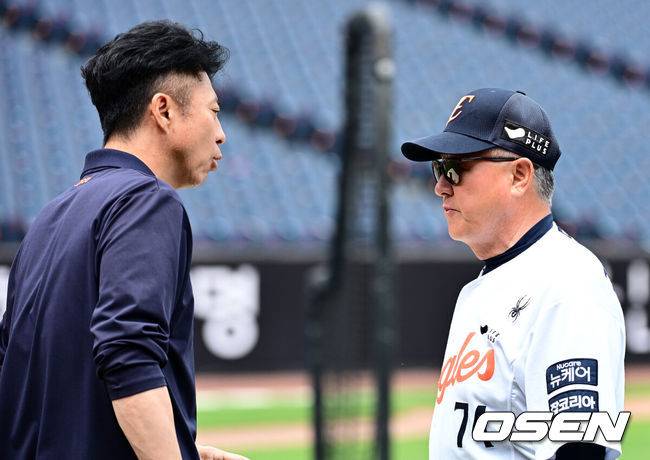 [OSEN=대전, 지형준 기자] 14일 대전 한화생명볼파크에서 2025 신한 SOL Bank KBO리그 한화 이글스와 LG 트윈스의 경기가 열렸다.LG가 40승 26패 1무(승률 .606)로 1위, 한화는 40승 27패(승률 .597)로 2위다. 0.5경기 차이다. 경기 결과에 따라 1위가 바뀔 수도 있다.&nbsp;이날 한화는 폰세, LG는 임찬규를 선발로 내세웠다.한화 손혁 단장과 김경문 감독이 이야기를 나누고 있다. 2025.06.14 /jpnews@osen.co.kr