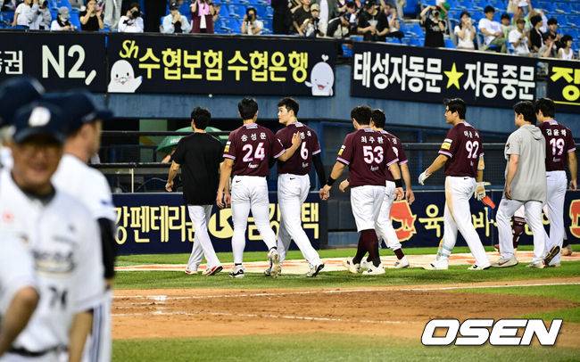 [OSEN=잠실, 조은정 기자]프로야구 두산 베어스가 ‘토종 에이스’ 곽빈의 시즌 첫 승 호투에 힘입어 2연승을 거뒀다.&nbsp;두산은 15일 서울 잠실구장에서 열리는 2025 신한 SOL Bank KBO리그 키움 히어로즈와의 홈경기를 3-2로 이겼다.&nbsp;5연패를 기록한 키움이 경기장을 빠져나가고 있다. 2025.06.15 /cej@osen.co.kr