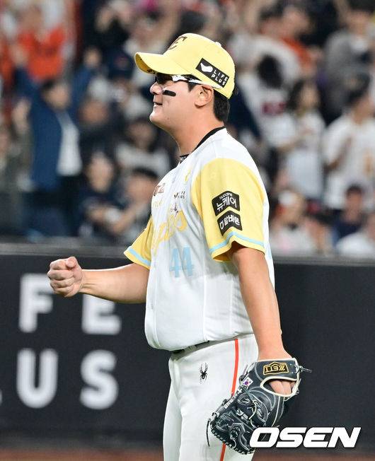 [OSEN=대전, 김성락 기자] 13일 대전 한화생명볼파크에서 ‘2025 신한 SOL Bank KBO리그’ 한화 이글스와 두산 베어스의 경기가 열렸다.이날 한화는 류현진, 두산은 최원준을 선발로 내세웠다.연장 10회초 2사 1, 2루 한화 김서현이 두산 양석환을 헛스윙 삼진으로 처리한 뒤 기뻐하고 있다. 2025.05.13 / ksl0919@osen.co.kr