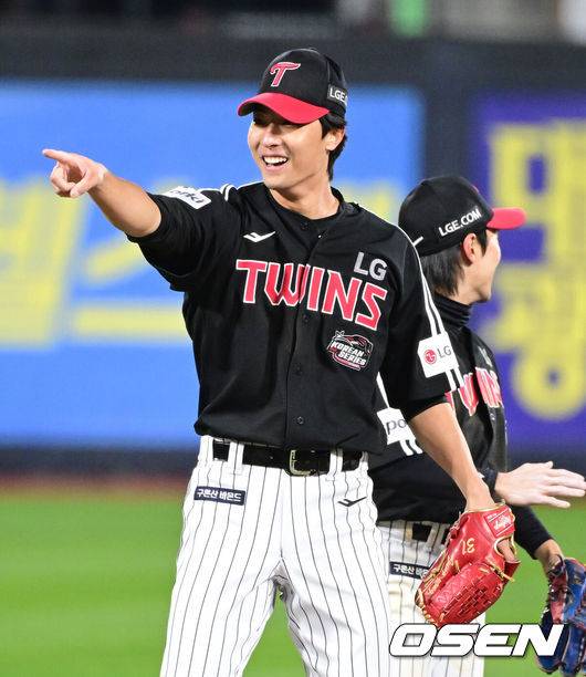 [OSEN=수원, 최규한 기자] LG가 9회 2아웃 이후에 짜릿한 홈런포로 극적인 역전승을 거뒀다.&nbsp;한국시리즈 우승 확률 88%를 잡았다.&nbsp;LG는&nbsp;10일 수원 KT위즈파크에서 열린 2023 KBO리그 한국시리즈(7전 4승제) 3차전 KT와 경기에서 8-7&nbsp;극적인&nbsp;승리를 거뒀다. KT 박병호가 8회말 역전 투런 홈런을 터뜨리며 7-5로 앞서 나갔다. 그러나 오지환이 9회 2사 1,2루에서 재역전 결승 스리런 홈런을 쏘아올렸다. KT는 9회말 1사 만루에서 김상수의 병살타로 고개숙였다.9회말 1사 만루 상황 LG 이정용이 병살로 경기를 마무리지은 뒤 환호하고 있다. 2023.11.10 / dreamer@osen.co.kr