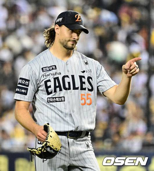 [OSEN=잠실, 지형준 기자] 29일 오후 서울 잠실구장에서 ‘2025 신한 SOL Bank KBO리그’ LG 트윈스와 한화 이글스의 경기가 열렸다.이날 LG는 손주영, 한화는 라이언 와이스를 선발투수로 내세웠다.5회말 수비에서 실점 위기를 넘긴 한화 와이스가 이재원을 향해 손짓하고 있다. 2025.05.29 /jpnews@osen.co.kr