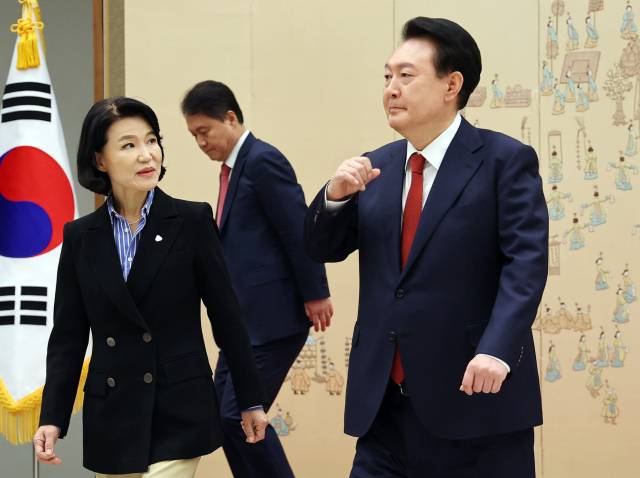 ▲윤석열 대통령이 1일 서울 용산 대통령실 청사에서 이진숙 방송통신위원장에게 임명장을 수여한 뒤 이 위원장과 대화하며 환담장으로 향하고 있다. ⓒ연합뉴스