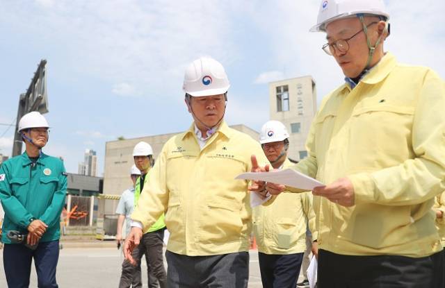 ▲박승원 광명시장(사진 중앙)이 15일 오후 이한경 행정안전부 재난안전관리본부장 등과 함께 신안산선 지하터널 공사 붕괴 사고 현장을 점검하고 있다. ⓒ광명시