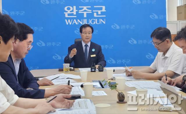 ▲유희태 완주군수가 16일 완주군청에서 열린 기자회견에서 완주·전주 통합 문제와 관련해 기자들의 질의에 답하고 있다. ⓒ프레시안(양승수)