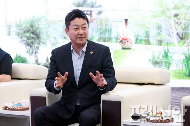 ▲김진경 경기도의회 의장이 도의회 청소원들과 '예담채'에서 정담회를 갖고 있다. ⓒ경기도의회